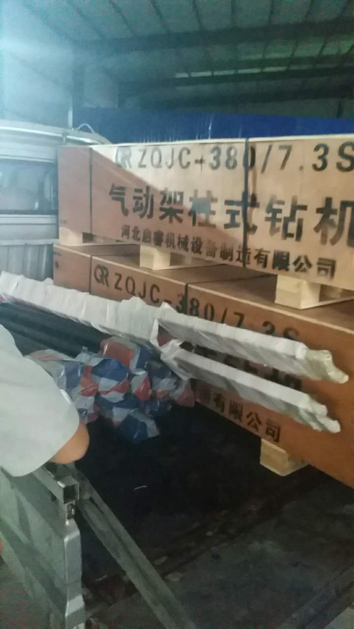 氣動(dòng)探水鉆機(jī)經(jīng)風(fēng)冒雨，及時(shí)送往山西襄垣